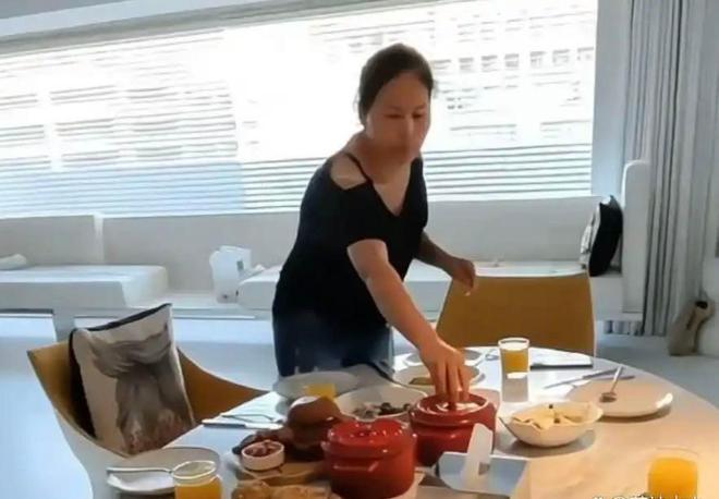 菲郁躁症复发开跑车直奔豪宅吊唁大S开元棋牌小S回应斥资百万包机汪小